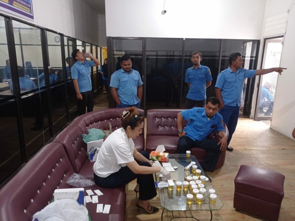 TES URINE TERHADAP KARYAWAN PERUSAHAAN UMUM DAERAH AIR MINUM TIRTA BINA KABUPATEN LABUHANBATU TES URINE TERHADAP KARYAWAN PERUSAHAAN UMUM DAERAH AIR MINUM TIRTA BINA KABUPATEN LABUHANBATU