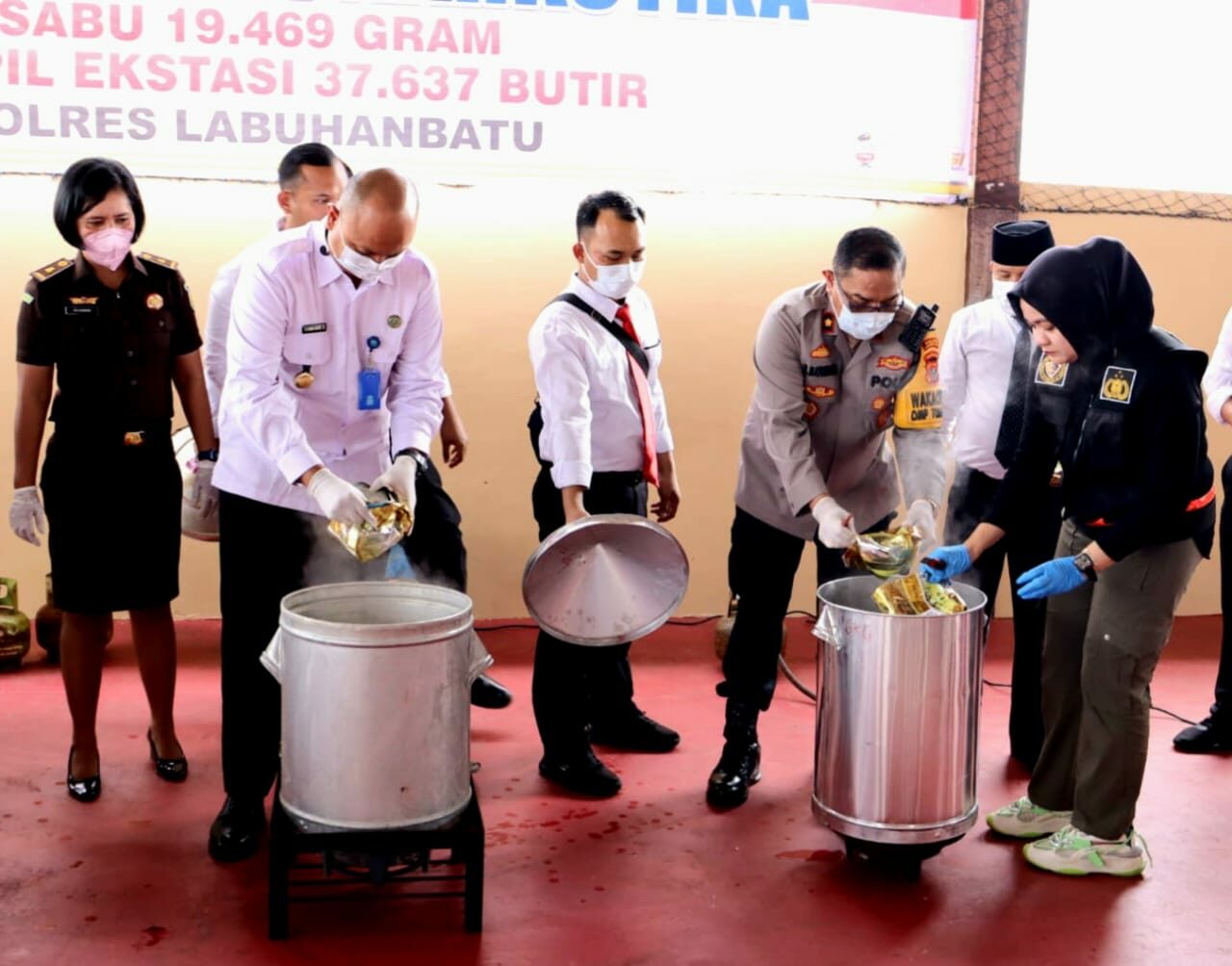 Kepala BNNK Labuhanbatu Utara Menghadiri Kegiatan Undangan Dalam Pelaksanaan Pemusnahan barang Bukti di Aula Polres Labuhanbatu Kepala BNNK Labuhanbatu Utara Menghadiri Kegiatan Undangan Dalam Pelaksanaan Pemusnahan barang Bukti di Aula Polres Labuhanbatu
